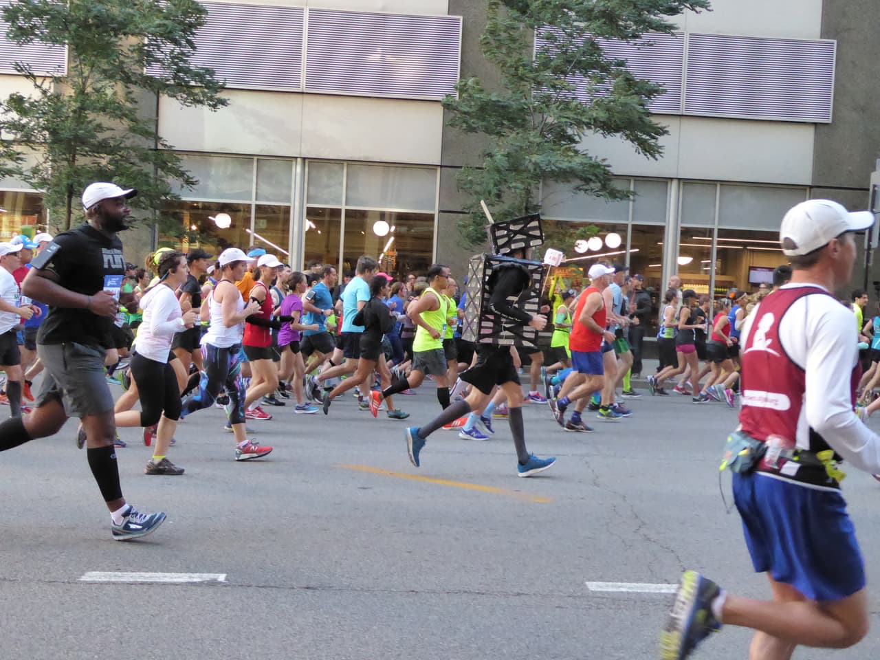 Miles de corredores de más de 100 país se dieron cita en el Maratón de Chicago desde muy temprano. Mira imágenes del ambiente que se está viviendo en este evento deportivo.