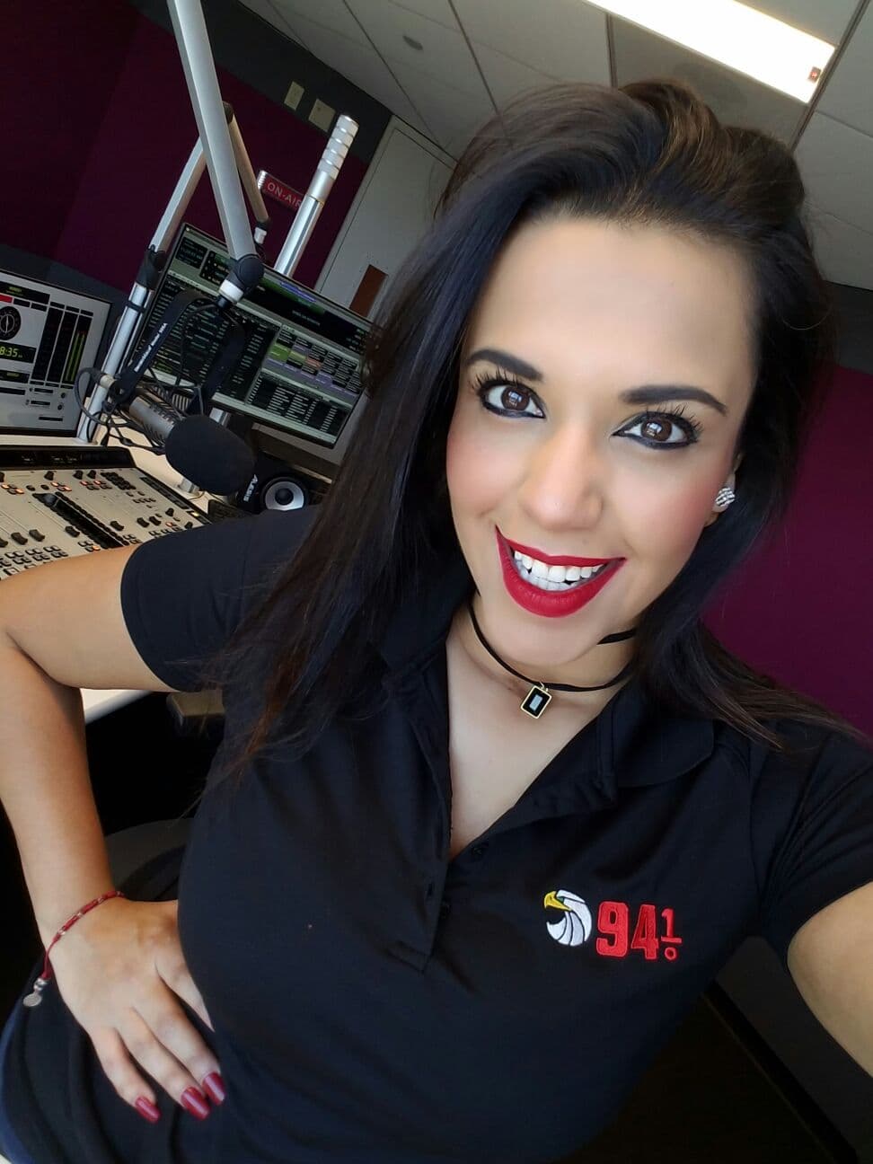 "Amo mi chamba" es el lema de la locutora que te acompaña y alegra cada mañana tras los micrófonos de la Qué Buena 94.1