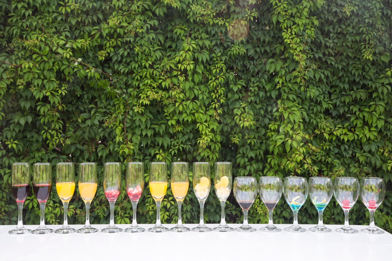 Si todo en una boda tiene un toque personal, ¿por qué no agregárselo también al brindis? Los momentos cumbres del día de tu boda no tienen por qué estar peleados con la creatividad. Por eso te proponemos 9 opciones para que el brindis sorprenda a tus invitados con sabores insospechados que puedes agregar al vino espumoso, desde combinaciones de frutas hasta licor de café.