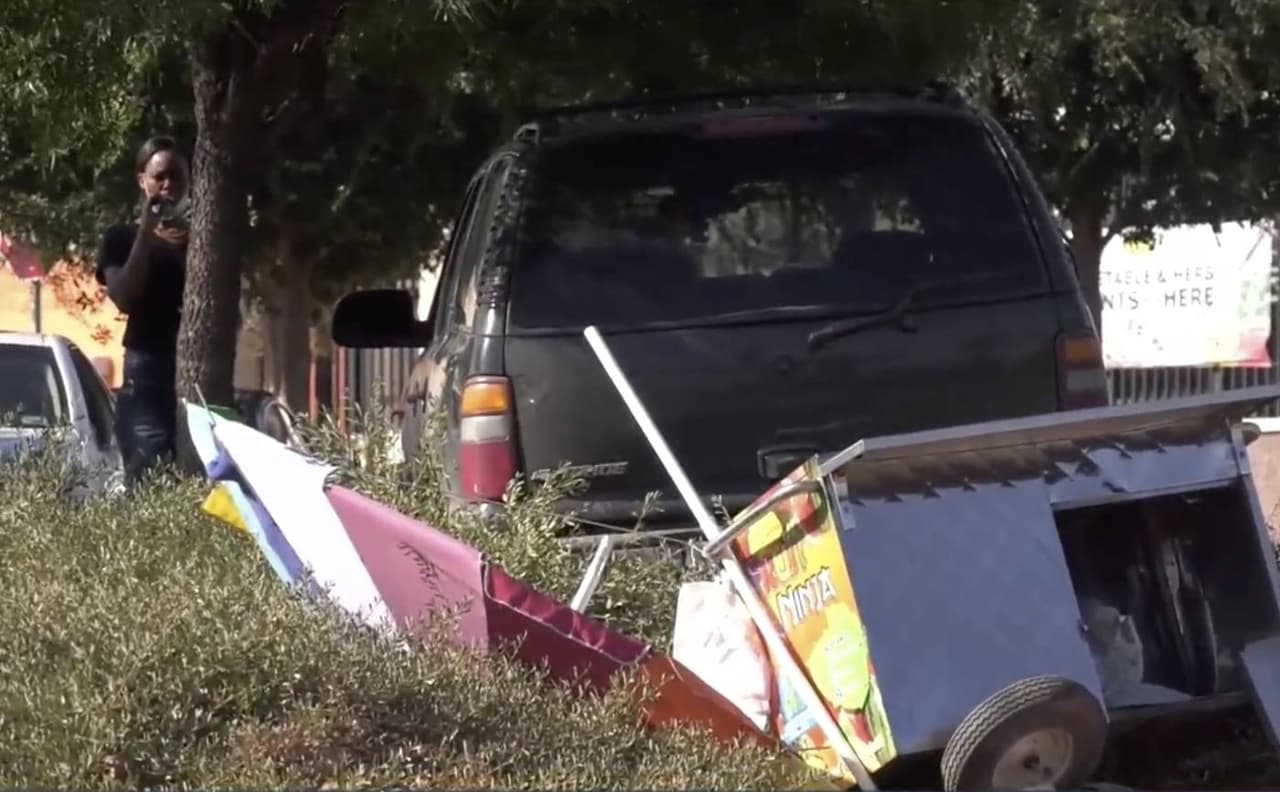 “Necesitamos ayuda, para apoyarla más que nada a ella, porque como usted sabe 
<b>ahorita no está trabajando ni su marido ni ella, y mucho menos pues nosotros</b>. Entonces ahora si pues que estamos apoyándonos unos a otros y pues le va a servir mucho su apoyo”, dijo Benigno al referirse a la cuenta de 
<a href="https://www.gofundme.com/f/help-fruit-vendor-in-hit-and-run?utm_source=customer&utm_campaign=p_cp+share-at" target="_blank">GoFundMe</a> en la que están recaudando fondos.