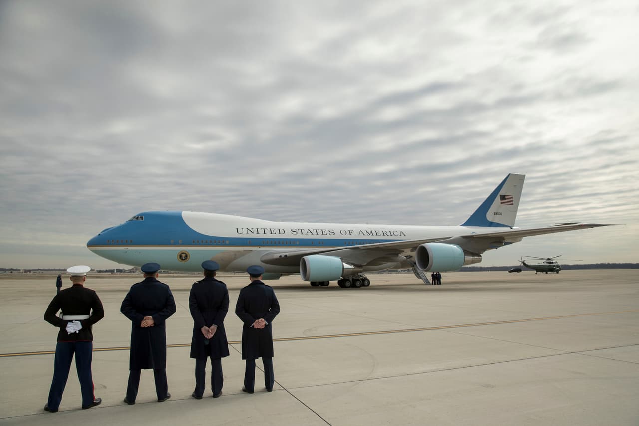 El 747 ha sido el avión de los presidentes estadounidenses desde 1990 y seguirá volando con la Casa Blanca durante varios años más, ya que se están modificando dos ejemplares para sustituir al Air Force One, actualmente en servicio.