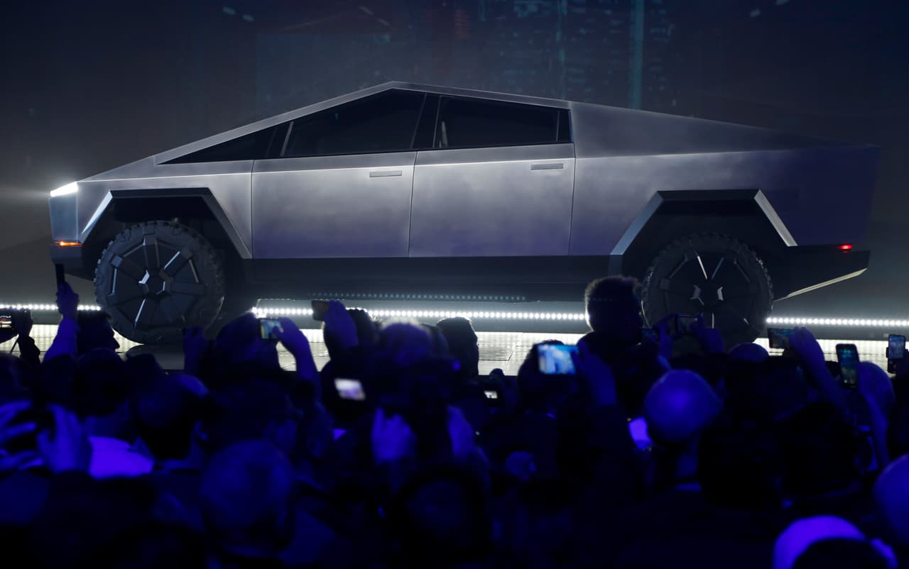 La exéntrica camioneta pickup eléctrica de Tesla es finalmente una realidad, pero su diseño futurista y poco convencional, generó opiniones encontradas entre los expertos y encendió las críticas en las redes sociales.