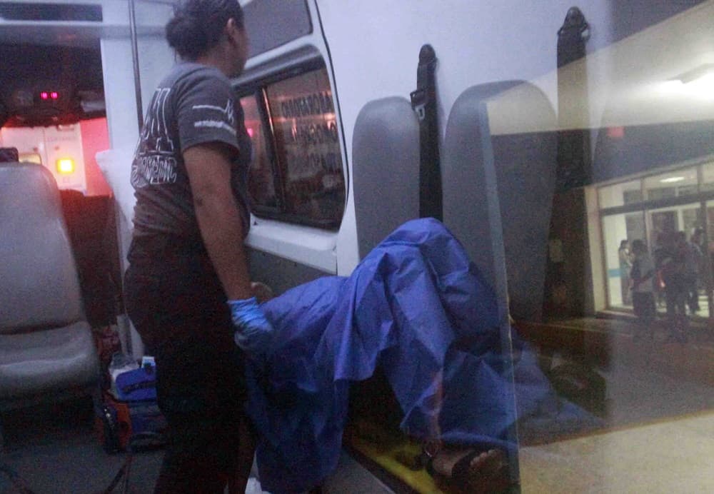 Paramédicos prestan primeros auxilios a varios heridos tras el ataque armado.