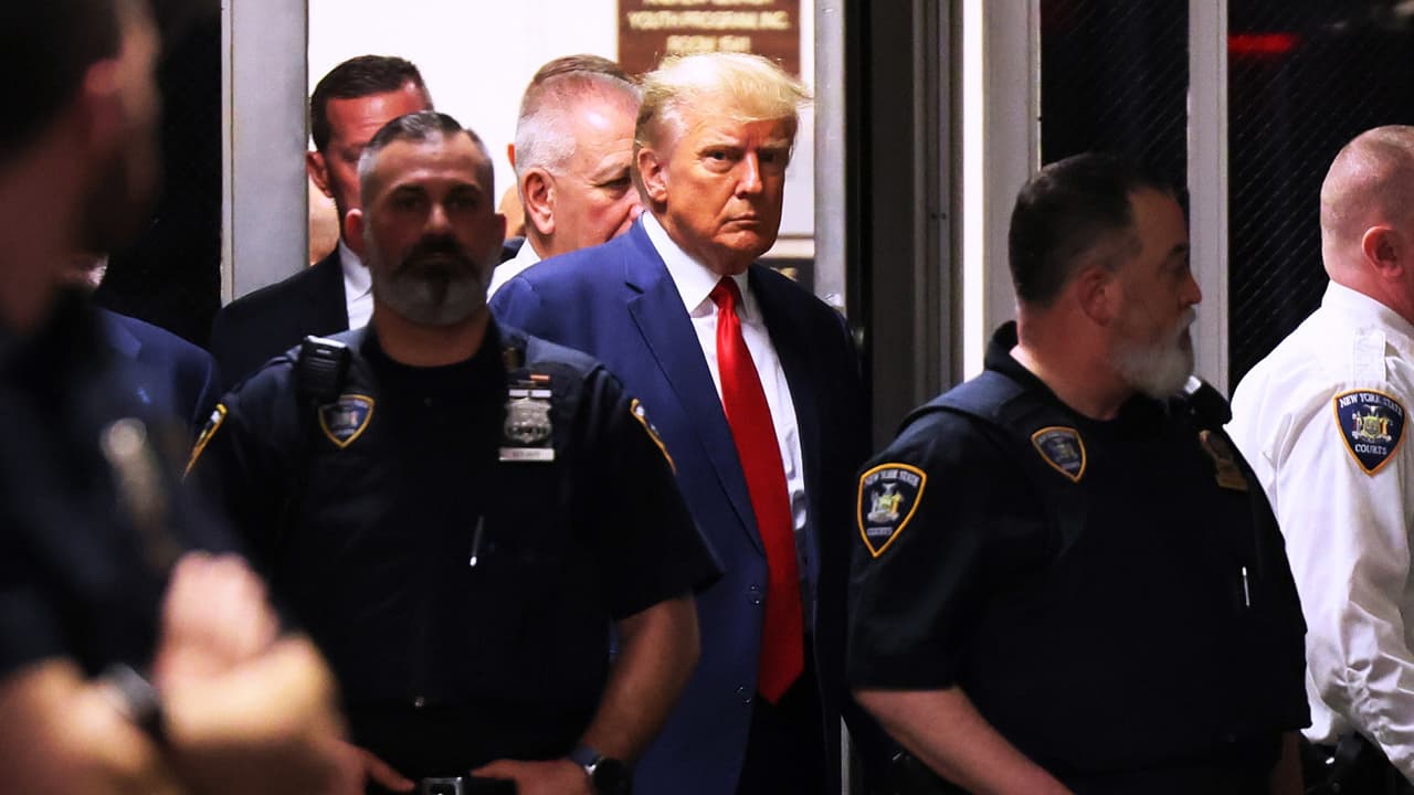 Horas decisivas en el juicio contra Donald Trump; su futuro en manos de un juez hispano