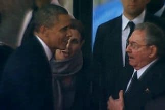 Barack Obama y Raúl Castro en los funerales de Nelson Mandela, en Johanesburgo, Sudáfrica.