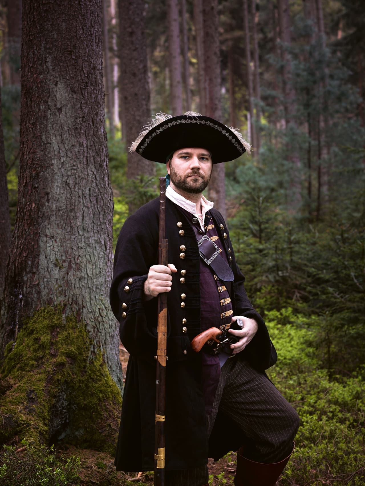 <b>Capitán Nathaniel Witherspoon, </b>pirata y exoficial de la marina inglesa. La mayoría de los participantes de este movimiento llevan al detalle la construcción de los personajes que representan, en vestuario y actitud al momento de la representación. "Algunos personajes estaban listos para la foto pero tuvieron que irse a continuar en los juegos donde participaban", afirma el artista.