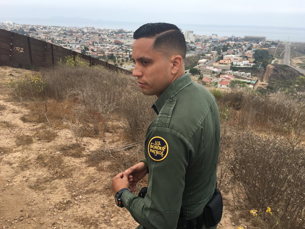El agente Eduardo Olmos de cara a Playas de Tijuana.