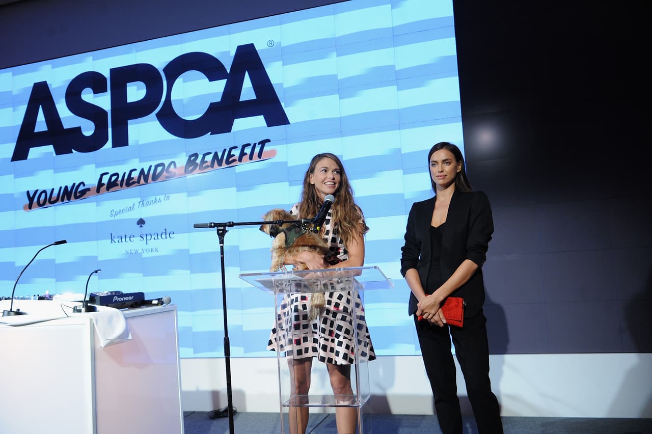 Mientras hablaba, Irina lucía seria y al mismo tiempo divertida, abogando en favor del cuidado y la crianza de los animales.