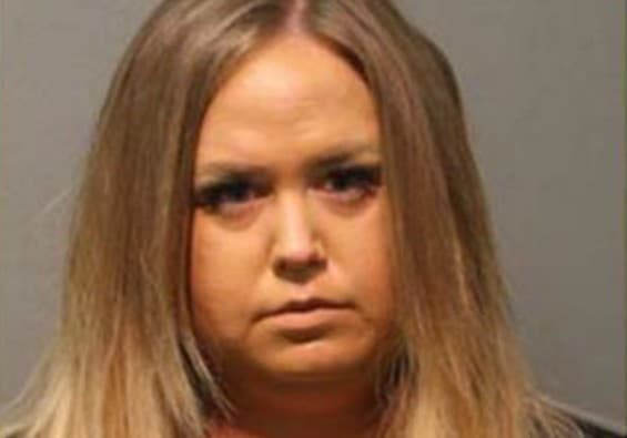 Exprofesora de escuela de Chicago es acusada de abusar sexualmente de un menor