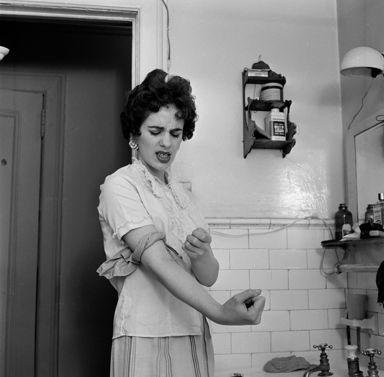 <b>Las primeras leyes antidrogas</b>. El próspero comercio internacional del opio y sus derivados 
<a href="https://www.unodc.org/documents/26june/26june08/100ydrugcon"><u>tuvo su primera regulación con la firma de la Convención Internacional del Opio</u></a> en La Haya, en 1912. En Estados Unidos se aprobó la ‘Ley Harrison’ en 1914, que prohibió el uso de derivados del opio y la 
<a href="https://www.vice.com/es/article/9b4kjp/breve-historia-de-la-cocaina"><u>cocaína con fines no médicos</u></a>. 
<br>
<br>Sin embargo, el tráfico ilegal de drogas se fortalció y en 1925 había un importante mercado negro de opio en el barrio chino de Nueva York. Según el portal History.com, en ese momento 
<a href="https://www.history.com/topics/crime/history-of-drug-trafficking"><u>había alrededor de 200,000 adictos a la heroína en Estados Unidos</u></a>. En la fotografía una mujer adicta inyectándose 
<a href="https://www.univision.com/temas/heroina">heroína</a> a mediados de 1955.