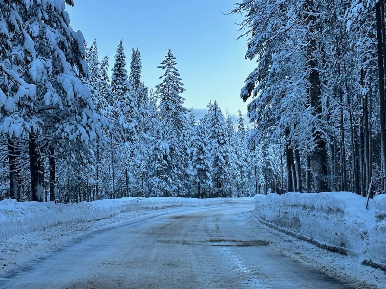 La Patrulla de Caminos de California advierte que hay mandato en el uso de canenas para transitar por gran parte de las carreteras de montañas en la región apropósito de las tormentas invernales que trae el segundo río atmosférico en la región sur del estado.