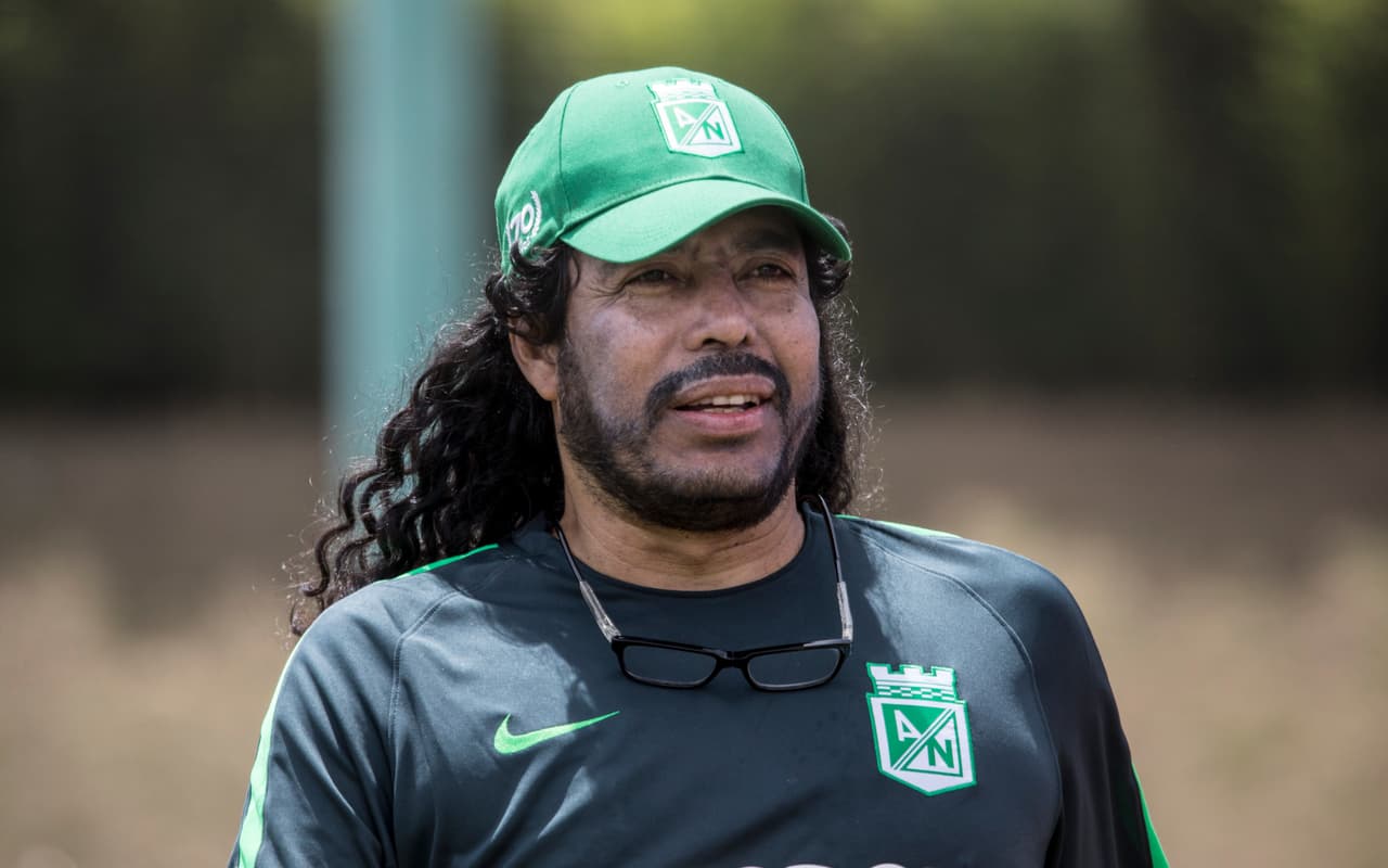 El histórico René Higuita es actualmente entrenador de porteros en el equipo de sus amores, Atlético Nacional. Sin embargo, nunca ha cerrado la opción de ser director técnico. De hecho, en Arabia Saudita fue interino en el Al-Nasr por algunos meses y mal no le fue.