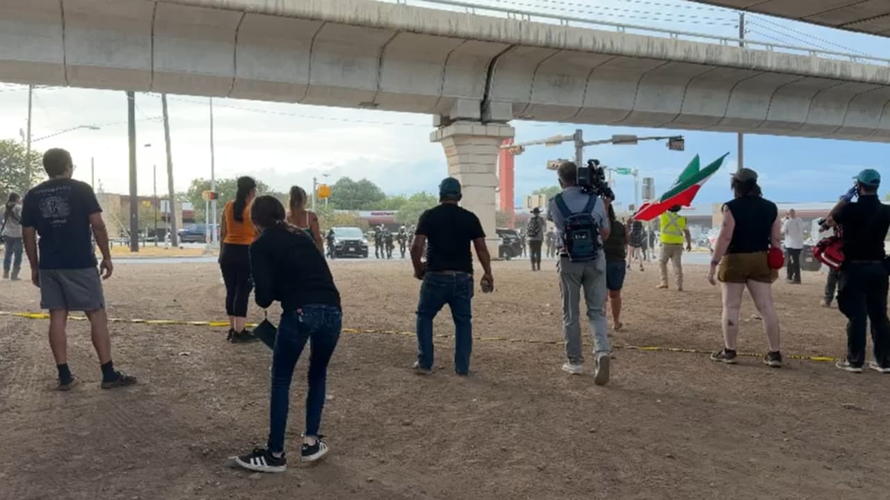 Los ciudadanos se acercaron al área acordonada para 
<b>protestar y exigir respuestas</b> luego del tiroteo. 
<br>
<br>Durante momentos, la manifestación escaló y la Policía de Austin aparentemente usó
<b> balas de goma y gas lacrimógeno en contra de manifestantes </b>para dispersar la multitud.