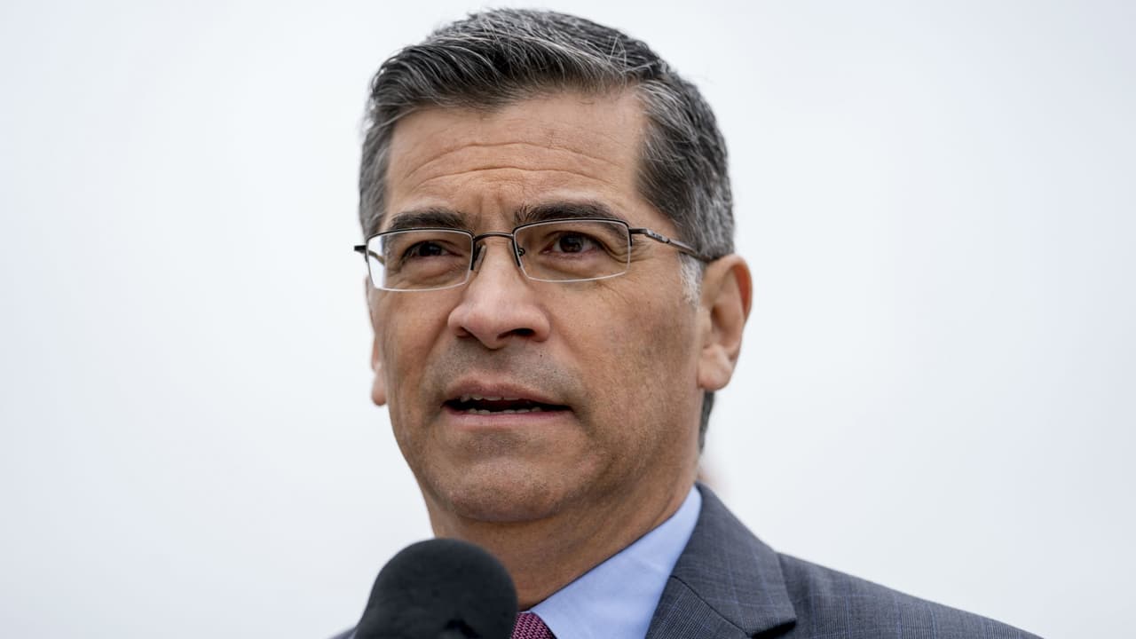 Fiscal de California presenta guía para proteger derechos de estudiantes inmigrantes y sus familias