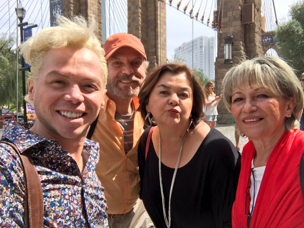 Alejandro Tommasi aún no ha hecho declaraciones sobre su boda sorpresa, pero en la imágenes publicadas por su ahora esposo se puede ver que el actor está feliz de comenzar una nueva vida con Óscar.