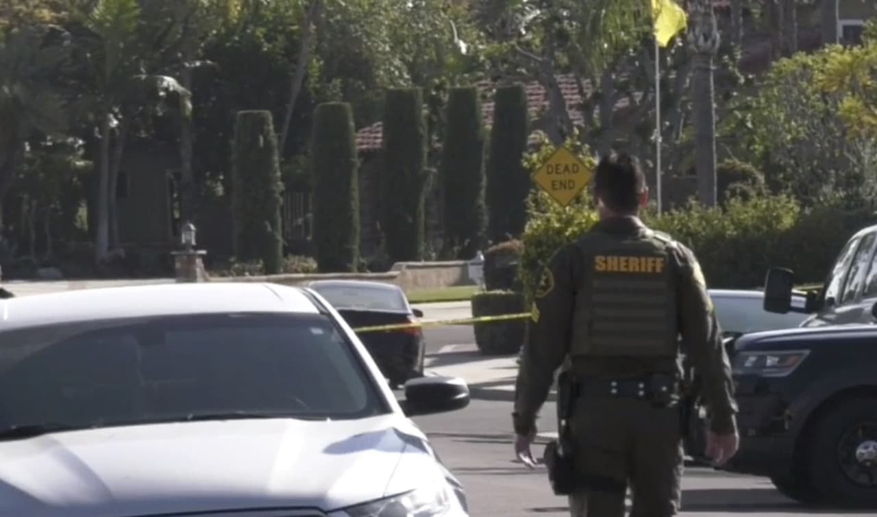 El dueño de la residencia informó a las autoridades sobre el hallazgo cuando descubrió elementos sospechosos cerca de la piscina de su casa.
