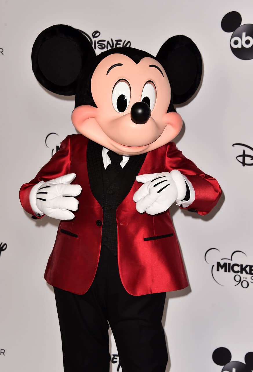 Mickey Mouse llegó a este mundo en sustitución de Oswald, un conejo creado de la inspiración de Walt Disney, pero cuya autoría perdió en un contrato con Universal.