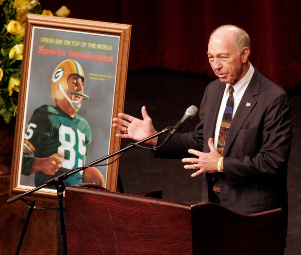 Los 16 años de
<b>Starr</b> como miembro de los
<b>Packers</b> sólo han sido igualados por
<b>Brett Favre </b>en la posición de quarterback. Su última aparición en Lambeau Field fue precisamente aquella noche en que el número de Favre, el 4, se retiró en noviembre de 2015.