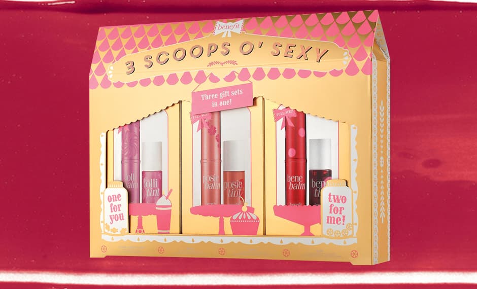 16. 3 SCOOPS O’SEXY, Benefit, 
<a href="https://www.benefitcosmetics.com/us/en/product/3-scoops-o-sexy ">Benefit</a>, $42 dólares | Dentro de este pequeño kit vienen tres bálsamos hidratante para labios con color junto con tres mini lip & chic tints con lo que le puedes dar color fácilmente a tu boca y a tus mejillas para lograr un tono muy cool. Los mini lip & chic son perfectos para llevarlos hasta el bolsa más pequeña.
<br>