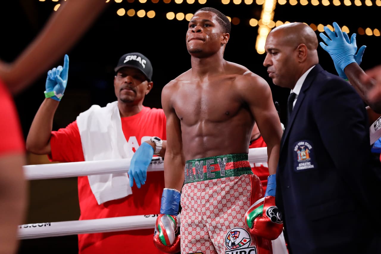 Su debut en las grandes ligas llegó en diciembre de 2015, frente al mexicano Gonzalo López a quién venció por nocaut técnico.