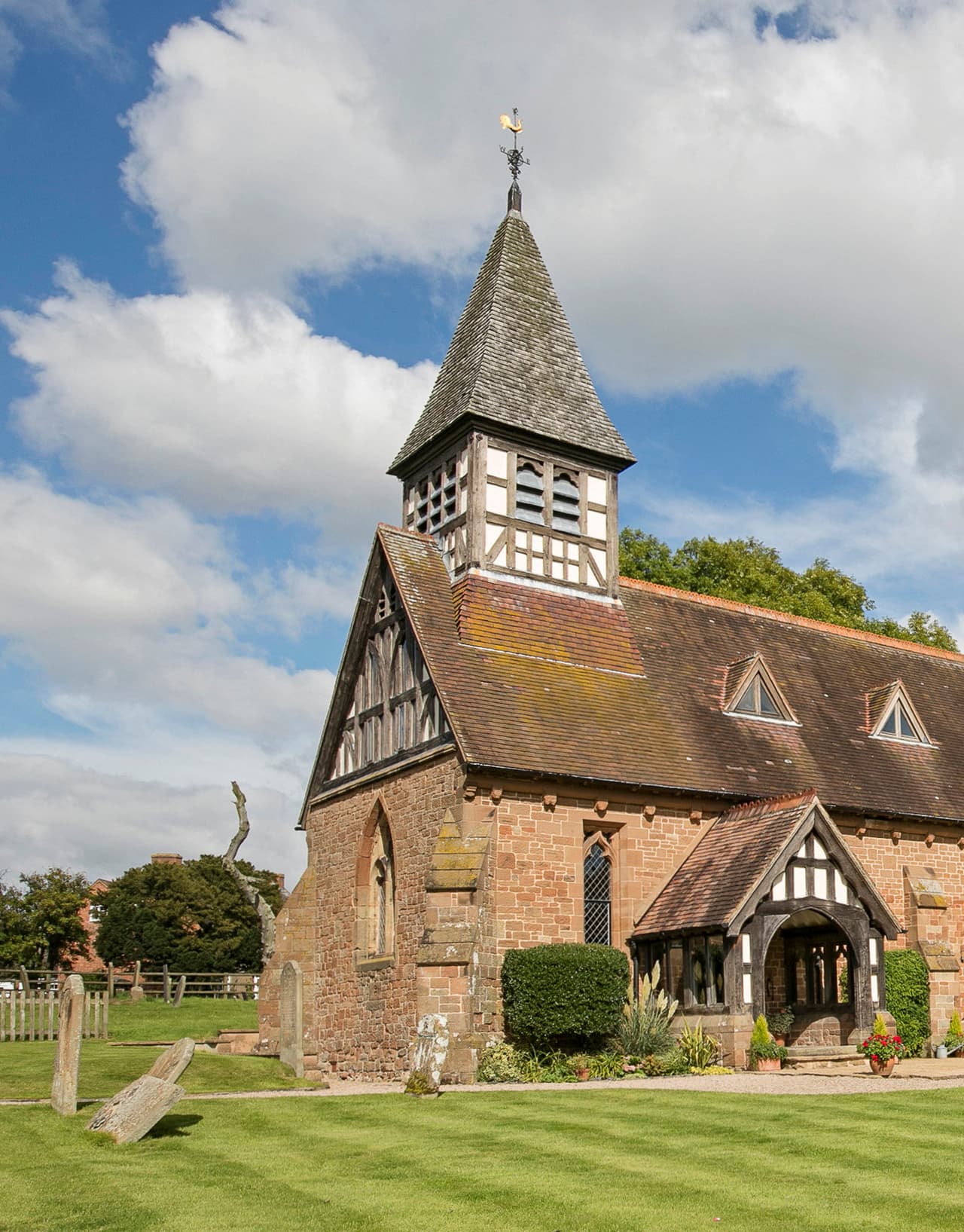 Esta iglesia en Warwickshire, Inglaterra, ahora es una casa, y está a la venta con todo y cementerio incluido.