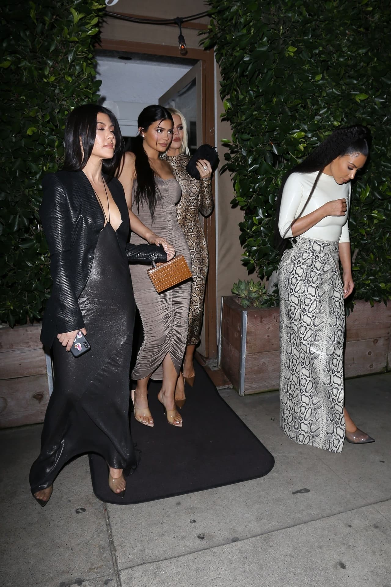 La temporada 17 estuvo marcada por el nacimiento del cuarto bebé de Kim, Psalm, y la conferencia de prensa que ofreció en la Casa Blanca. En esta época fue cuando se reveló que Kim y Khloé querían a Kourtney fuera del programa.