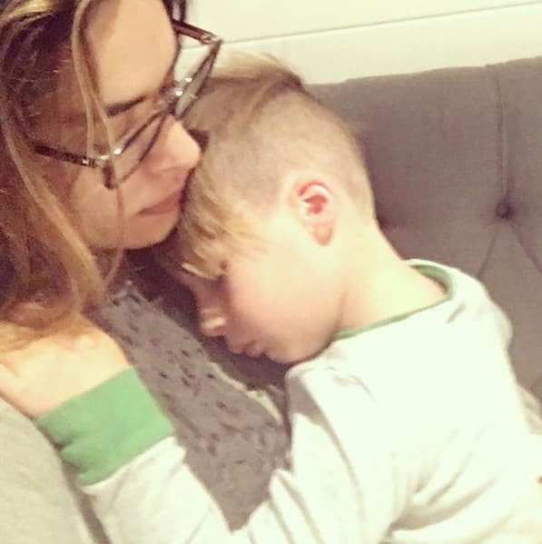 Luego de las celebraciones decembrina a Mateo le está costando trabajo levantarse para ir a la escuela.