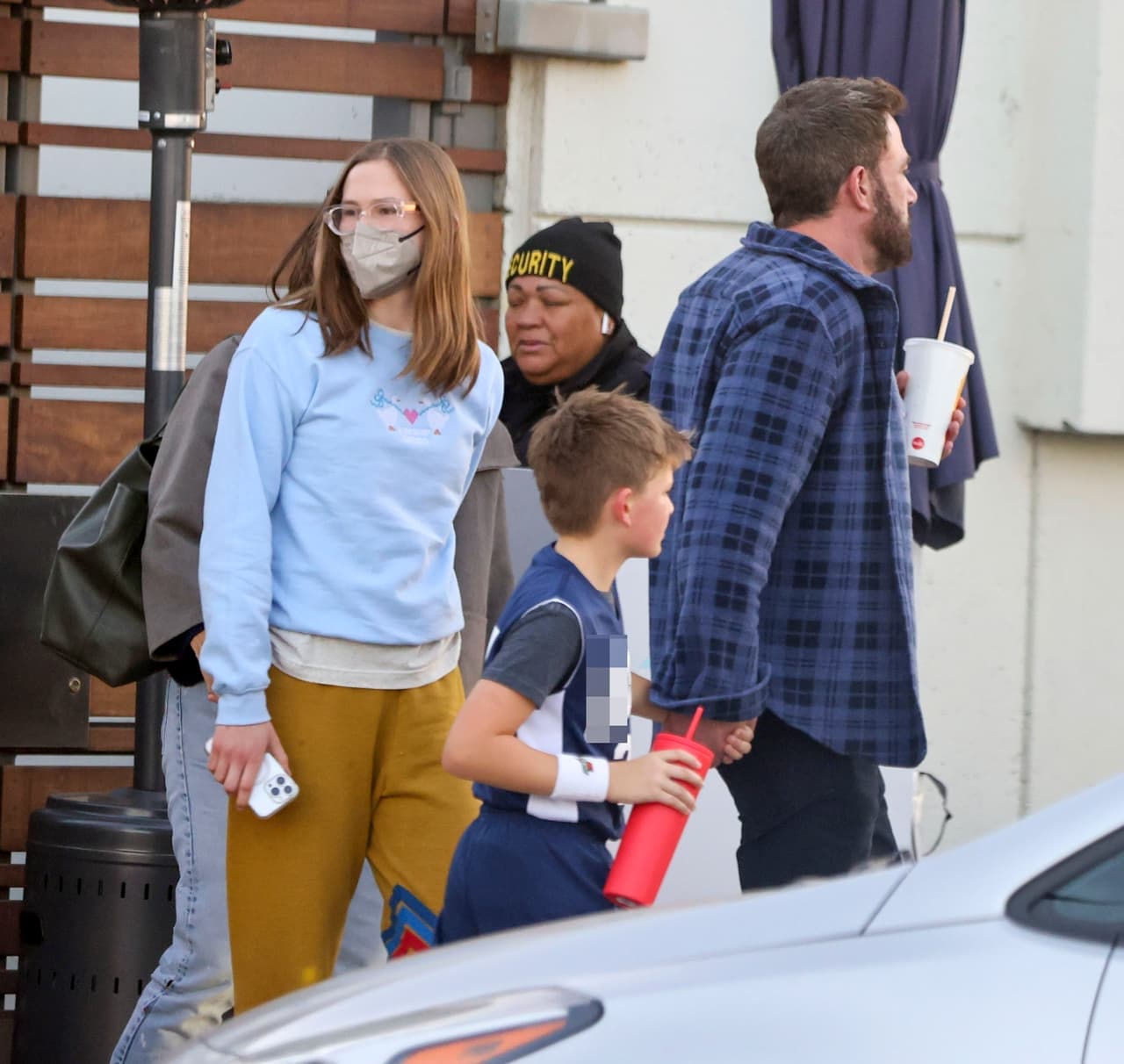 Affleck se reunió con su ex en Los Ángeles para "pasar tiempo" con 
<b><a href="https://www.univision.com/famosos/hijos-de-ben-affleck-y-jennifer-garner-fotos" target="_blank">dos de sus hijos: Violet (17 años) y Samuel (10)</a></b>, detalló el medio.
<br>