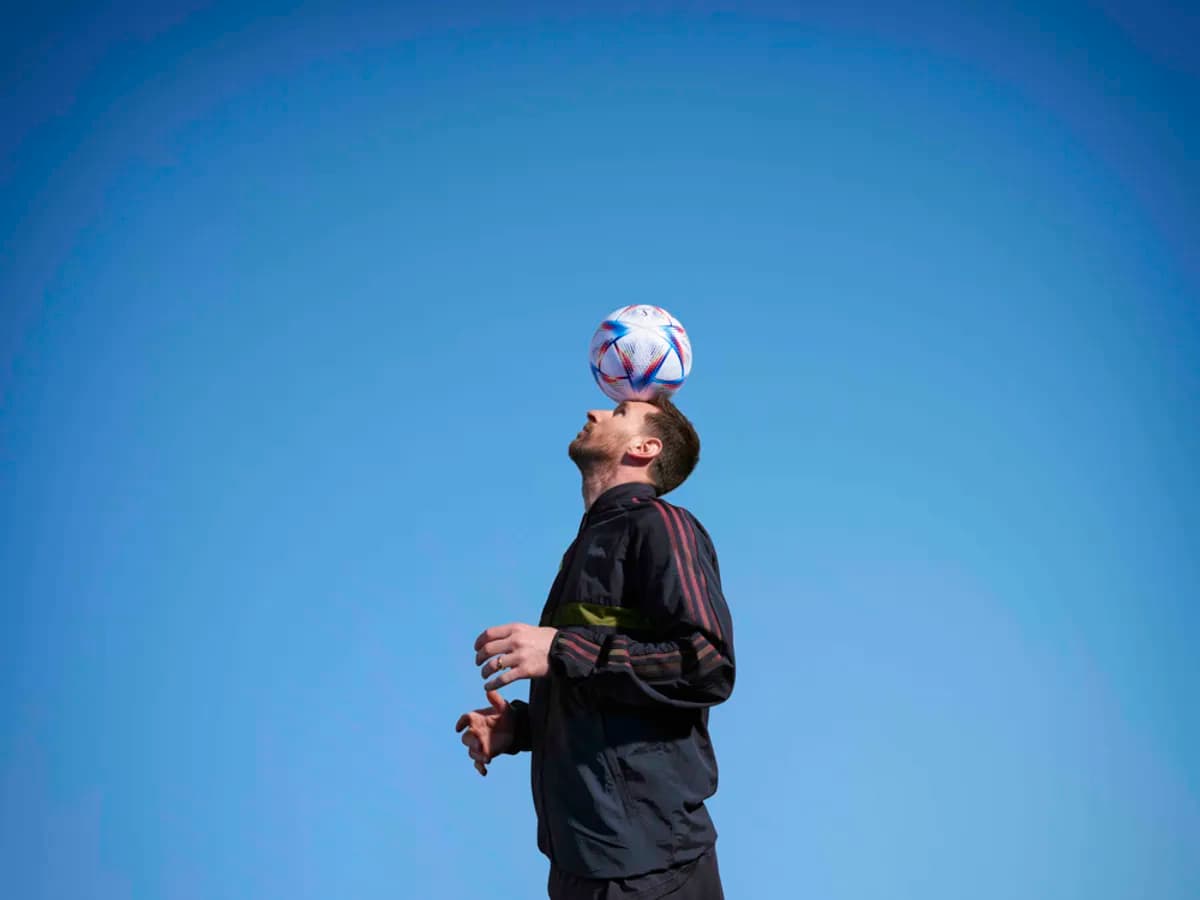 Los colores y estampados llamativos y vibrantes sobre un fondo perlado reflejan el ritmo cada vez más rápido del fútbol