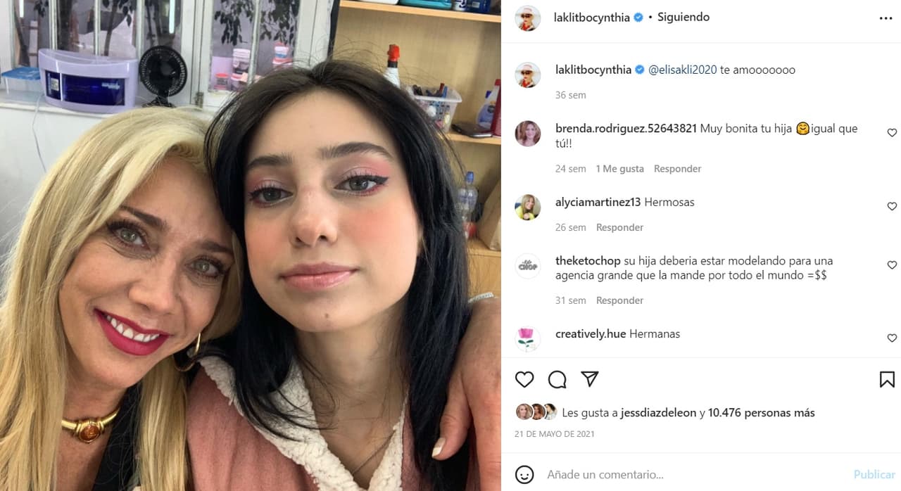 Cynthia Klitbo junto a su hija, que cumplió XV años en 2021