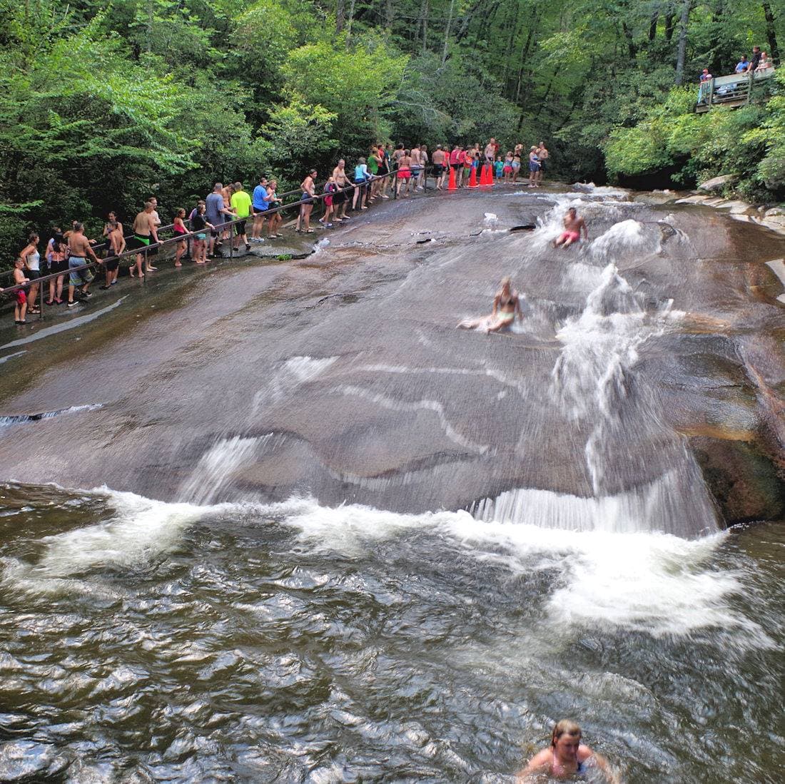 <b>Número 1: Brevard</b>. Brevard es un pequeño pueblo en Carolina del Norte ubicado en las montañas Blue Ridge que está lleno de cosas divertidas para hacer este verano. Quizás la atracción turística más conocida en esta área es Sliding Rock, un "deslizamiento y tobogán" natural hecho de una roca plana de 60 pies, 11,000 galones de agua corriente natural por minuto y una piscina para niños de dos metros y medio de profundidad al final.
