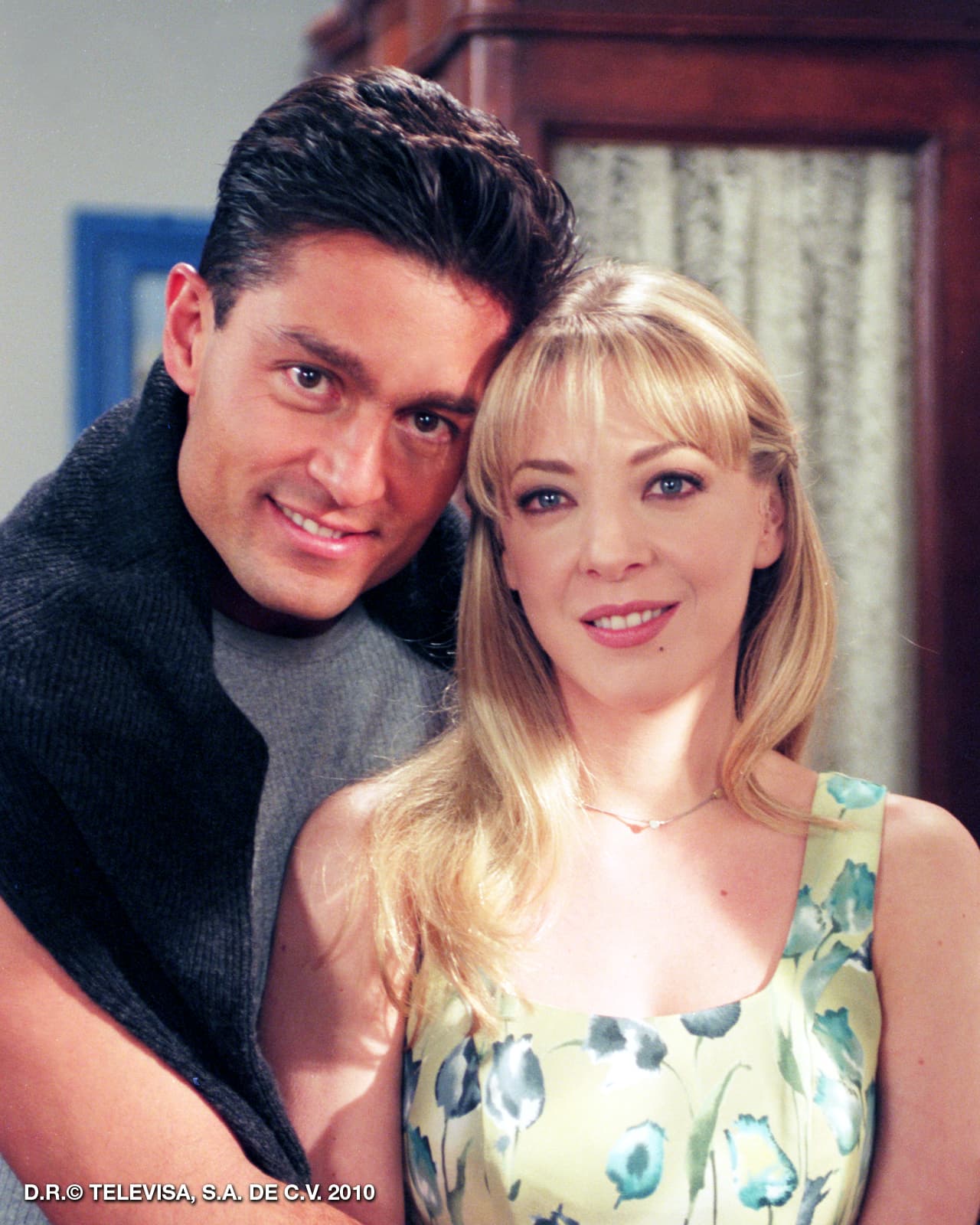 ‘Nunca te olvidaré’ fue uno de los melodramas en los que Fernando Colunga tuvo que sufrir más por amor, pues, a pesar que su personaje (‘Luis Gustavo’) se enamoró del de Edith González (‘Esperanza’) desde el inicio, tuvieron que sortear muchas dificultades antes de poder formar una familia.