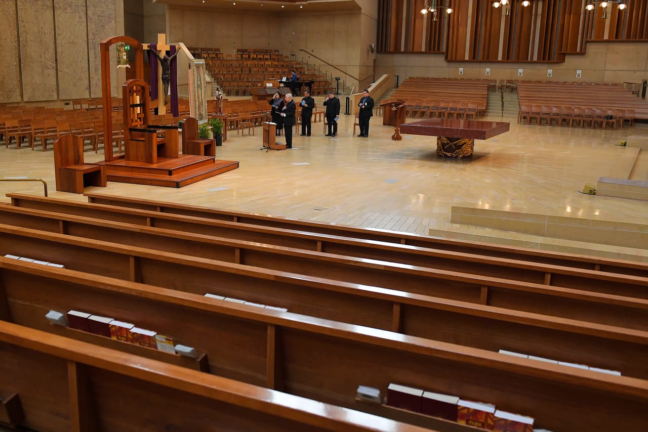 <b>Religión en videoconferencia.</b> El arzobispo de Los Ángeles, José Gómez, realizó una misa el 19 de marzo en conjunto con el papa Francisco en videoconferencia, que los feligreses sólo pudieron ver en por televisión. California fue el primero en establecer una severa medida de permanencia en casa a nivel estatal.