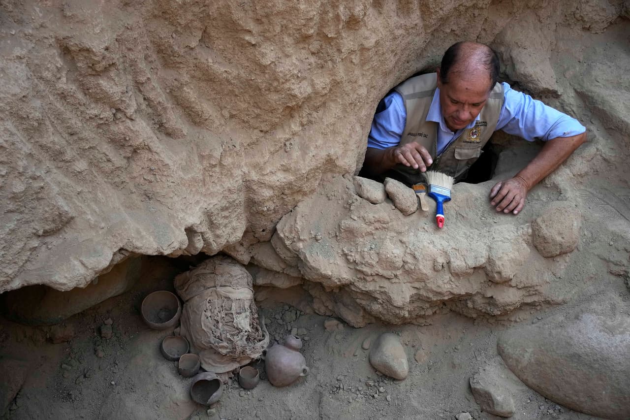 Los investigadores creen que la momia principal de este lugar podía haber tenido unos 35 años en el momento de su muerte. 
<br>
<br>“Lo que hemos encontrado ahora serían el séquito de sirvientes, hijos, esposas u otros familiares sacrificados para que acompañen al mundo de los muertos a la momia de la élite descubierta en 2021”, dijo el arqueólogo peruano Pieter Van Dalen, quien codirige el proyecto junto a Huamán.