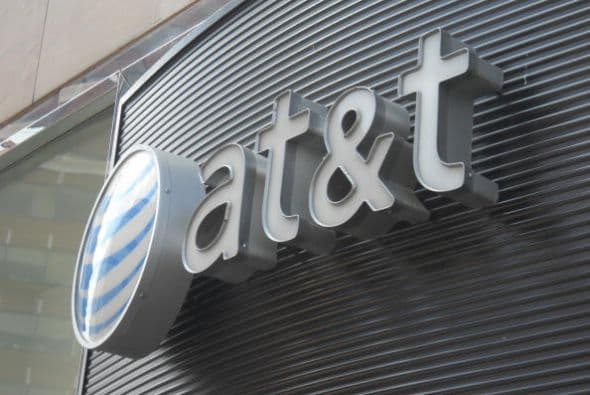 8. AT&T. La empresa de telecomunicaciones cayó dos posiciones. Sin embargo, su valor llega a los 77,883 millones de dólares.