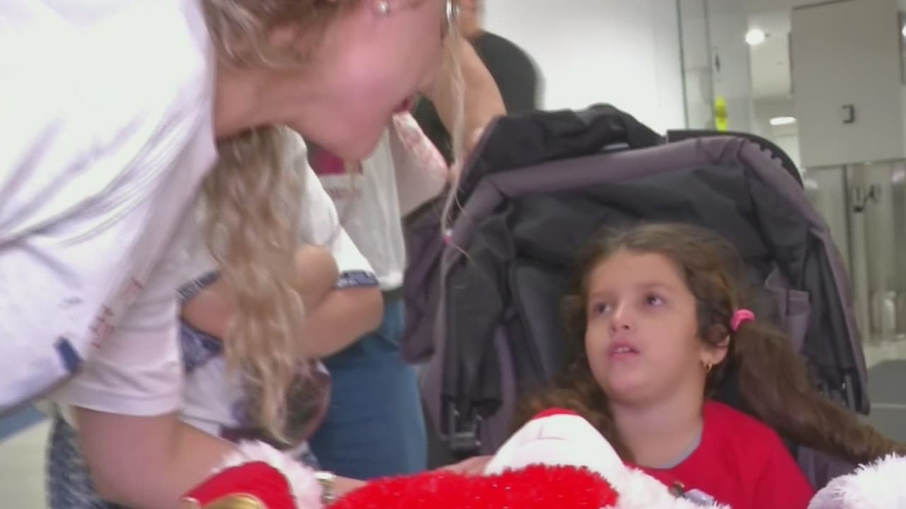 Cubana de 6 años llega a Miami con la esperanza de ver y caminar
