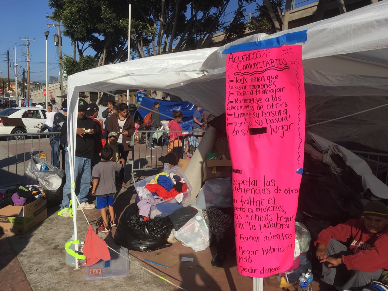 En el campamento improvisado se establecieron una normas que van desde que todos tienen que trabajar, poner la basura en su lugar, respetarse entre sí y no meterse con los documentos ajenos.