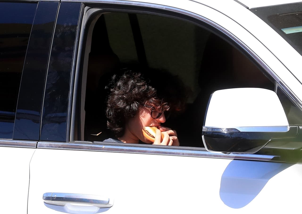 Emme, la hija de JLo y Marc Anthony comiendo hambuguesa de McDonald's.