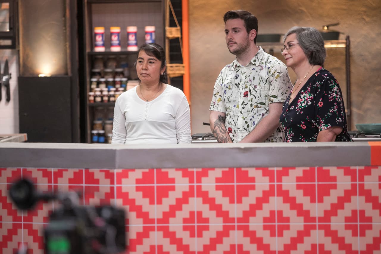 La última familia en presentarse ante los jueces optó por preparar el menú que normalmente hace en ocasiones especiales: "Licha hizo la sopa, Yanko las enchiladas y yo hice los buñuelos", explicó Vianey. Incluso les dio tiempo de hacer un atole y agua fresca.