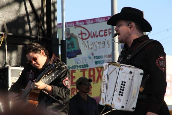 Los corridos de la banda grupera “Voz de Mando” se hicieron sentir en los Latin Grammy Streets Parties en Phoenix, donde los fanáticos esperaban ansiosos y cantaron con entusiasmo las más famosas canciones de esta agrupación. 