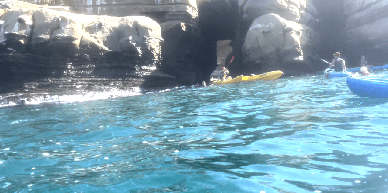 Desde primeras horas, visitantes de las cuevas se alistan para la aventura en canoa en mar abierto en las costas de California.