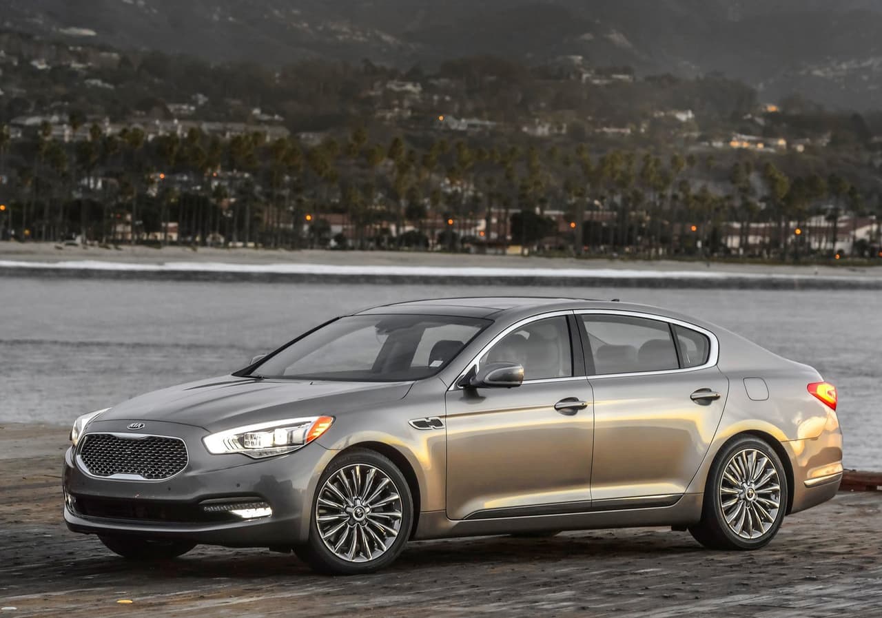 Con variantes de motorización V6 y V8, el 
<b>Kia K900 2015 </b>que vemos en esta imagen se vende por aproximadamente 60,000 dólares. El vínculo de este sedán con LeBron James es netamente comercial..