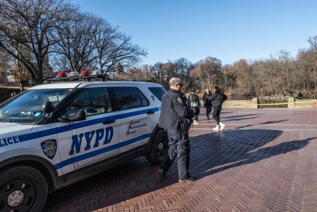 No se descarta que el arma de fuego utilizada para dar muerte a Brian Thompson esté entre las 
<b>posibles pistas que los buzos de la policía de Nueva York buscan</b> en el emblemático estanque de Central Park, cerca del famoso Boathouse.