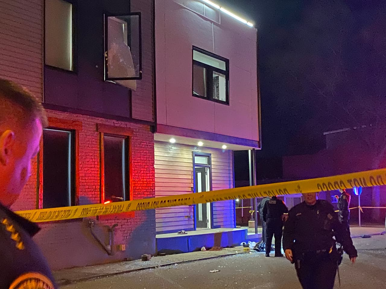 La policía llegó al lugar cerca de las 12:30 de la mañana de este domingo, 17 de abril, tras reportes de uno o varios tiroteos. Había más de 10 heridos de bala, pero dos de ellos, menores de edad, estaban en condición crítica.