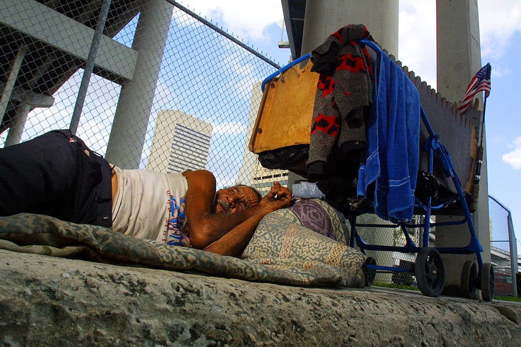 “¿Por qué tiene que ser nada más en la ciudad de Miami?”: Suárez y Carollo sobre albergue para indigentes