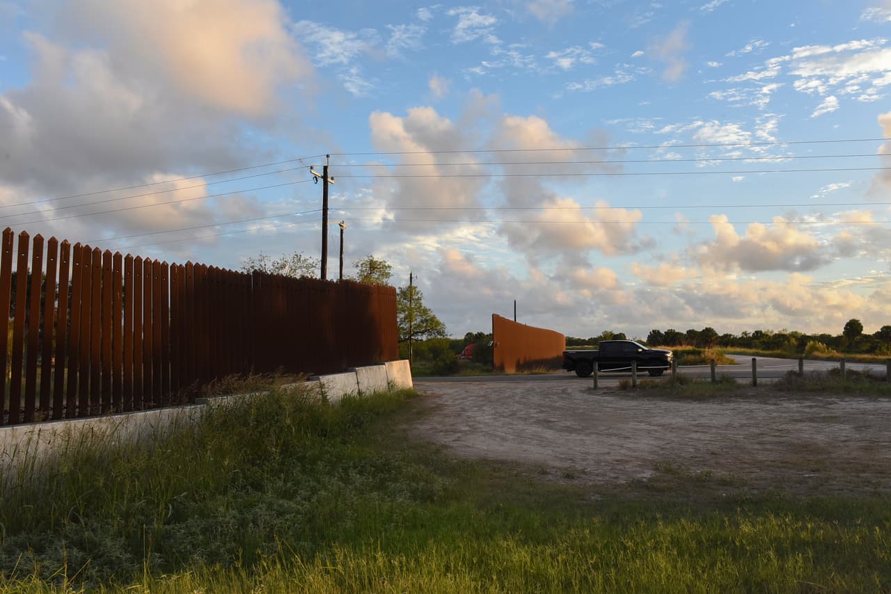 Las críticas al 'muro movible de Biden' de ambientalistas y activistas antiinmigración