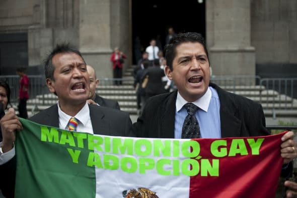 El fallo de la Corte desató las críticas de la Iglesia católica, al punto que un cardenal los acusó de haber recibido dinero del gobierno capitalino para respaldar los matrimonios gay.