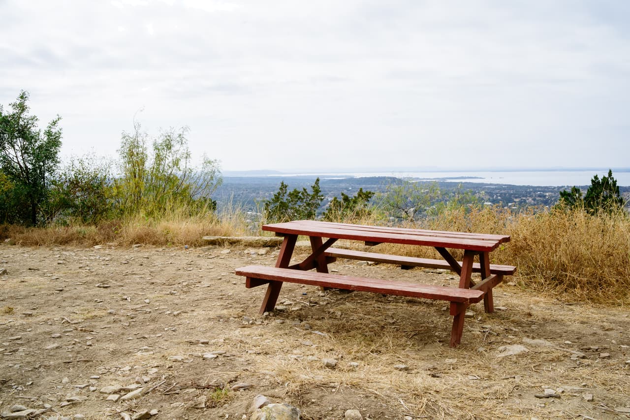 Dripping Springs está ubicado en las afueras de Austin y es conocido por sus bodegas, destilerías y cervecerías en el Hill Country.