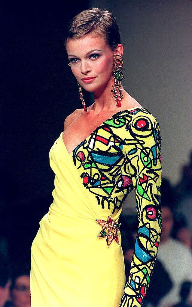 Muchas mujeres optaban por el cabello corto, lo que las hacía verse más estilizadas.