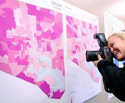 HispanoLa octava pregunta se refiere a los hispanos: ¿Es la Persona 1 de origen hispano, latino o español?Estas son las posibles respuestas: No, no es de origen hispano, latino o español. Si, mexicano, mexicano americano, chicano. Si, puertorriqueño. Si, cubano. Si, otro origen hispano, latino o español (Escriba el origen en la casilla correspondiente, por ejemplo, argentino, colombiano, etc.).